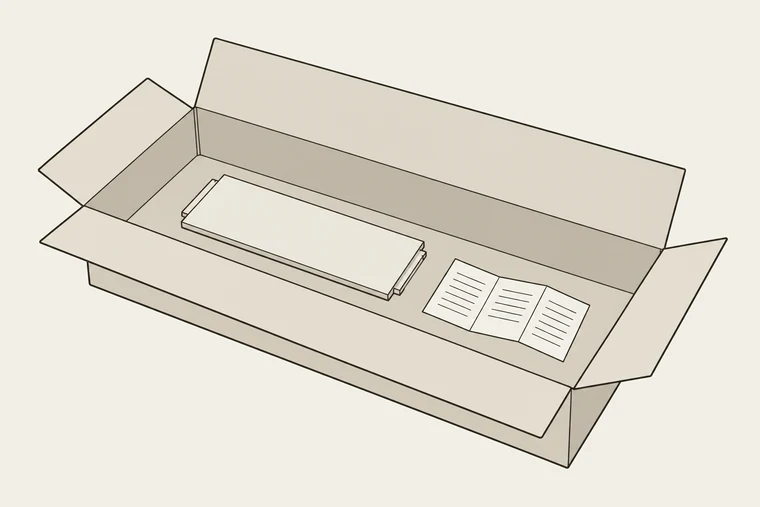Illustration: en stor platt kartong ligger öppen med en enda tunn panel i och ett vikt anvisningsblad bredvid. Kartongen är orimligt stor för den enda delen den innehåller.