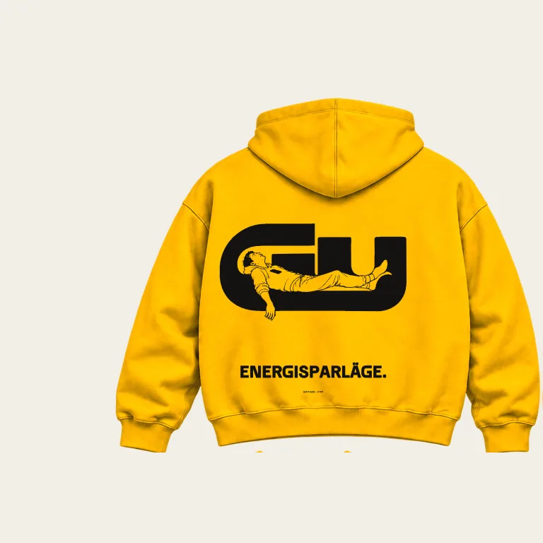 Hoodie, baksida på signalgul underlag med GerUpp-märket. Digital produktförhandsvisning.