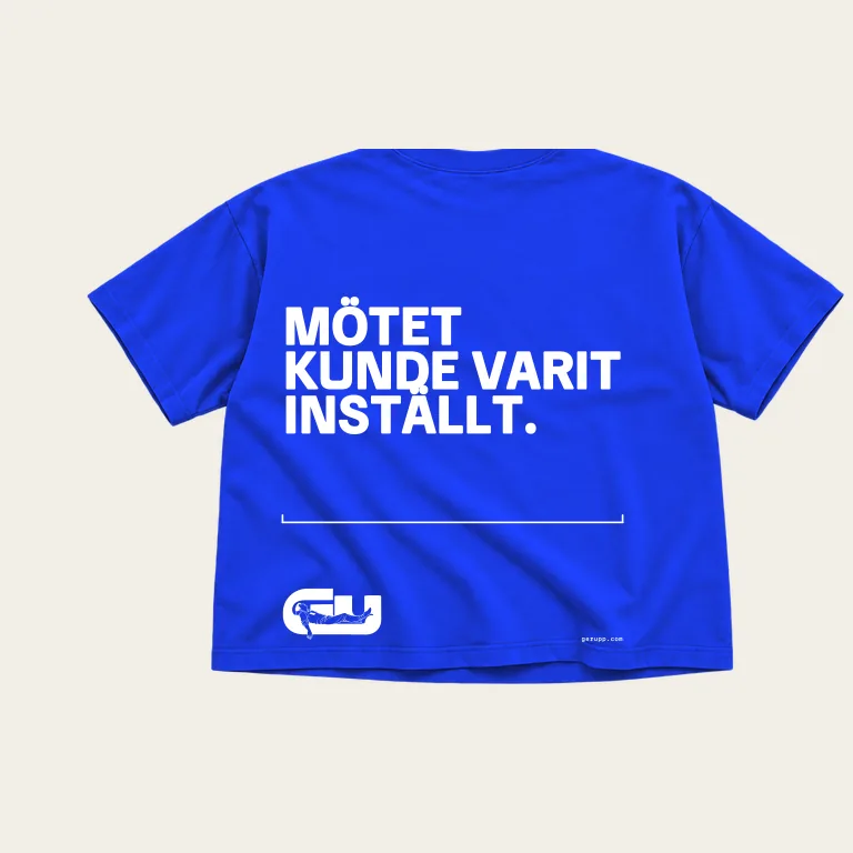 T-shirt, baksida på blåkopia underlag med GerUpp-märket. Digital produktförhandsvisning.