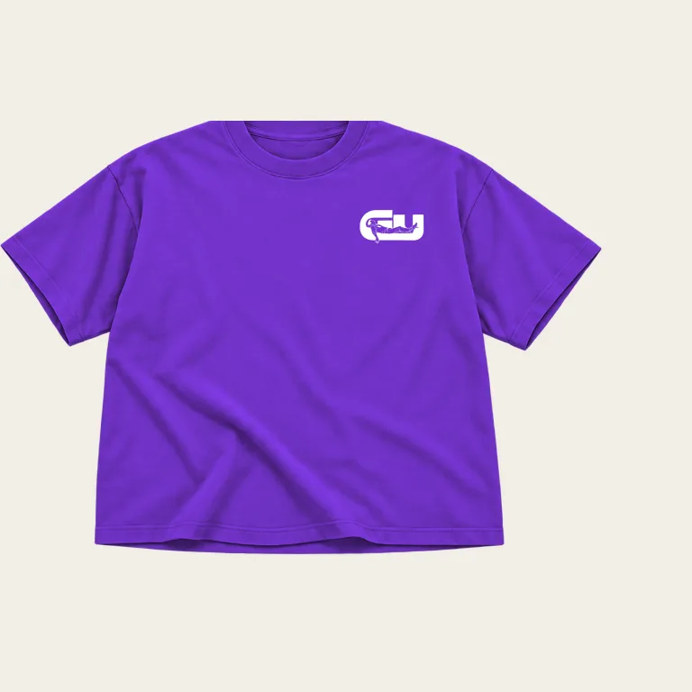 T-shirt, framsida på lila underlag med GerUpp-märket. Digital produktförhandsvisning.