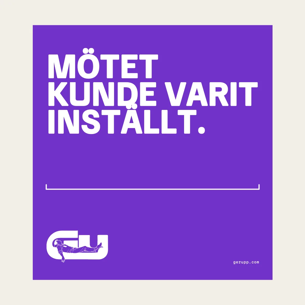 T-shirt, trycket, platt på lila underlag med GerUpp-märket. Digital produktförhandsvisning.