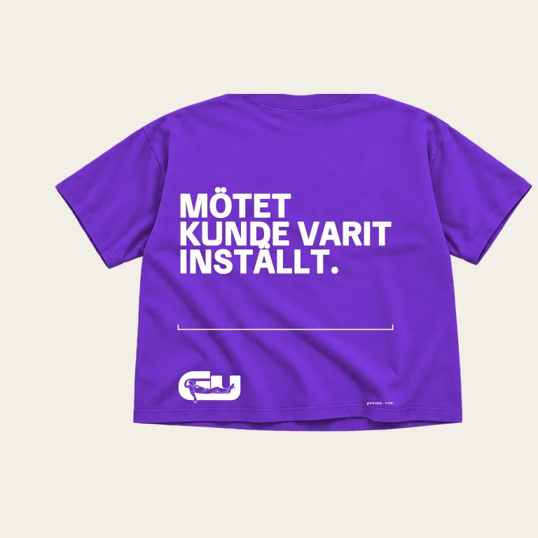 T-shirt, baksida på lila underlag med GerUpp-märket. Digital produktförhandsvisning.